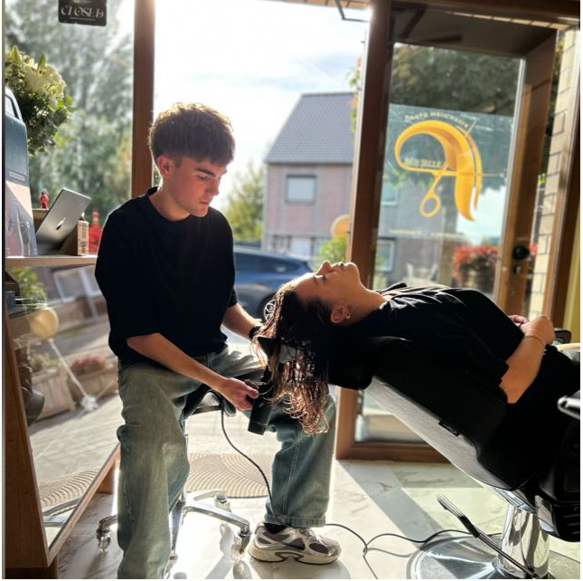 Jelle aan het werk in de salon